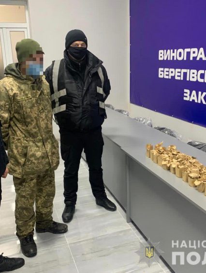 На Закарпатті поліцейські вилучили у виноградівця понад тисячу набоїв, які він закопав на городі