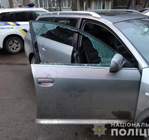 В Ужгороді поліція спіймала чоловіка, який за день встиг викрасти авто та пограбувати ще одне