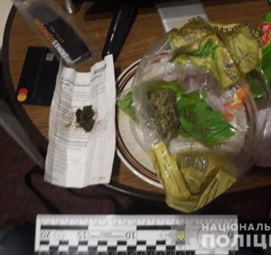 Мукачівські поліцейські під час обшуків вилучили наркотики та вибухонебезпечні предмети