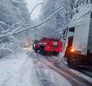 Півтори доби провести у вантажівці на закарпатському перевалі❄ – такому точно не позаздриш!