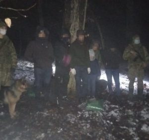 Поблизу кордону зі Словаччиною намагались сховатись шестеро іранців