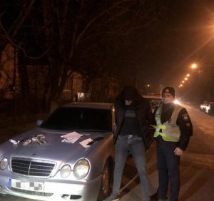 На Виноградівщині поліцейські вилучили у водія та пасажира іномарки наркотики