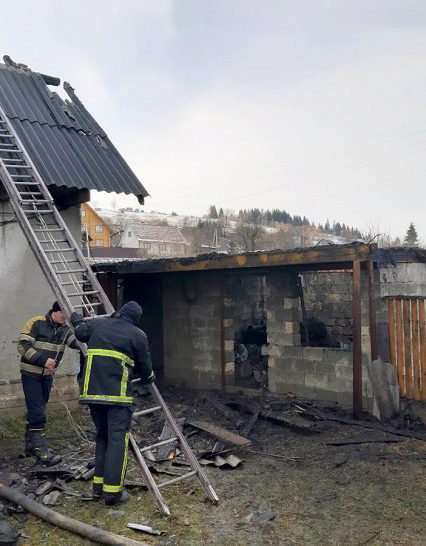 На Рахівщині рятувальники приборкували пожежу в житловому будинку
