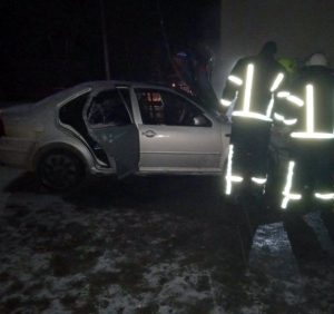 У Рахові під стінами багатоповерхівки спалахнув легковий автомобіль