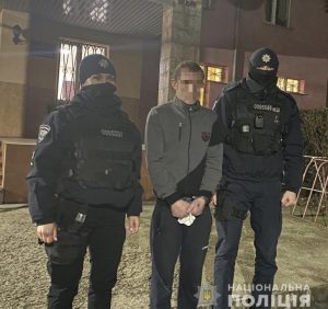 В Ужгороді поліцейські затримали зловмисника, який напав і пограбував жінку
