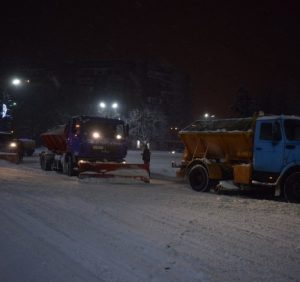 Ужгородців просять прибрати автівки з узбіч: працюватиме снігоприбиральна техніка