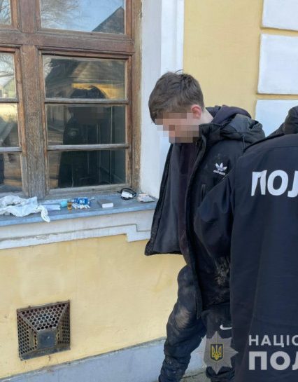 У Виноградові поліцейські вилучили у неповнолітнього хлопця зброю та наркотики
