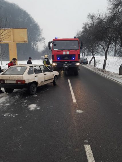 Закарпатець не впорався з керуванням і злетів з траси. На допомогу прийшли рятувальники