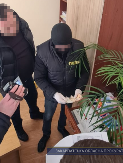 Викритому на одержанні хабаря посадовцеві «Укрінтеравтосервісу-Закарпаття» обрано запобіжний захід