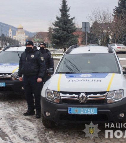 У Мукачеві поліцейським офіцерам громади вручили нові автомобілі (відео)