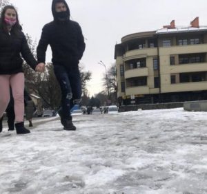 Ожеледиця в Ужгороді: десятки людей травмовані (відео)