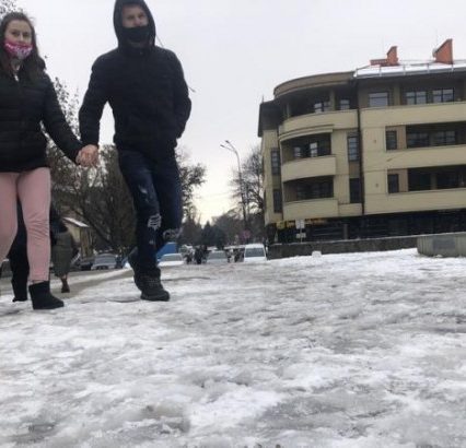 Ожеледиця в Ужгороді: десятки людей травмовані (відео)