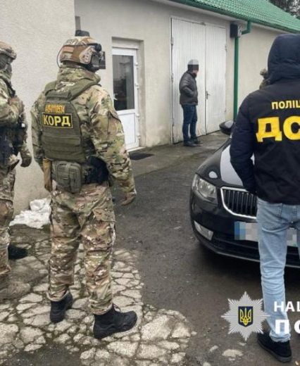 На Закарпатті вісьмох інспекторів митниці підозрюють у організації злочинної схеми розмитнення автомобілів