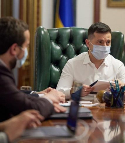В Україні немає загрози свободі слова та медіа-бізнесу – Володимир Зеленський на зустрічі з керівниками провідних телеканалів