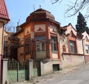 В Ужгороді просто зараз руйнують віллу в історичному кварталі
