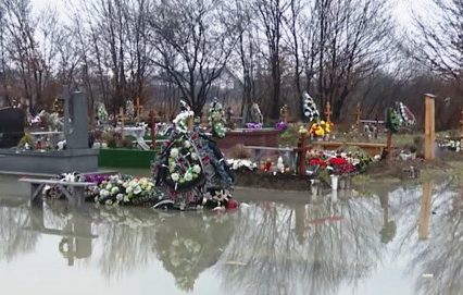 В Мукачеві кладовище опинилося під водою. Громада б’є на сполох, а влада бездіє (відео)