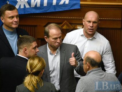 Санкції, медіаімперія і «труба» Медведчука. Все, що ви хочете знати (відео)
