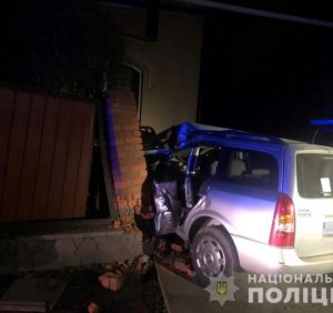 На Мукачівщині «Оpеl Astrа» протаранив паркан будинку: водій загинув, пасажир опинився у лікарні (фото)