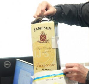 Контрольна закупка: Закарпатські податківці виявили у продажі фальсифікований віскі