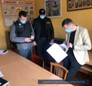 На Хустщині голову однієї з ОТГ підозрюють у хабарництві