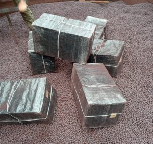 На Закарпатті у вагоні з рудою знайшли майже 3000 пачок сигарет