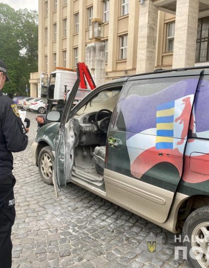 В Ужгороді правоохоронці затримали зловмисника-провокатора, який підпалив автівку під будівлею Закарпатської ОДА (відео)