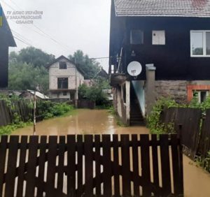 У Рахові через значні опади підтоплені дворогосподарства