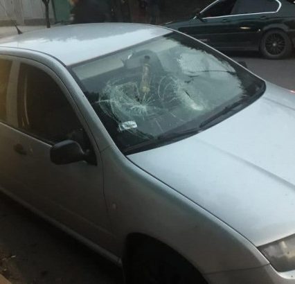 Мукачево кримінальне: розбили вікна та порізали колеса на автомобілі (фото)