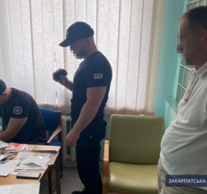 Підробив понад 3000 ПЛР-тестів та свідоцтв про вакцинацію – на Закарпатті підозрюють медичного працівника