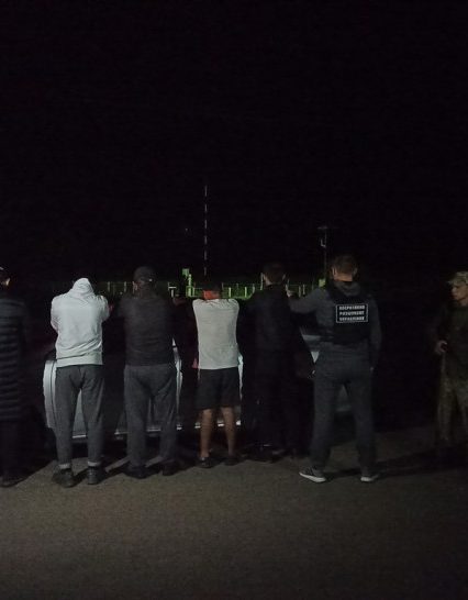 На Закарпатті прикордонники зупинили легковик, у якому перевозили групу нелегалів