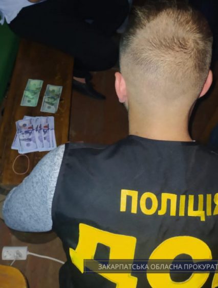 На Закарпатті депутата ОТГ викрито на одержанні $3000 за сприяння у вирішенні земельного питання