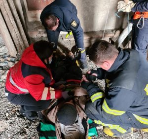 Мукачівські рятувальники допомогли чоловікові, який впав із купола церкви