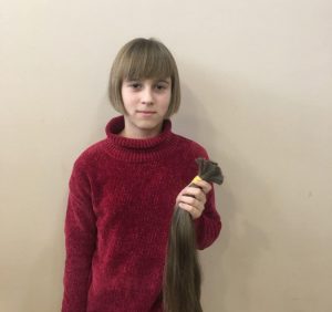Дівчина зістригла та продала своє волосся аби допомогти важкохворій ужгородці Кірі Зайцевій (фото)