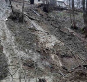 На Воловеччині сильні зливи спровокували зсув ґрунту в селі Абранка. Пошкоджено майно