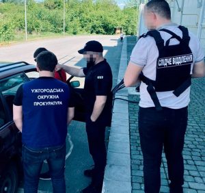 За сприяння «ухилянтам» виїжджати за кордон на Закарпатті засуджено екскерівника центру надання адмінпослуг