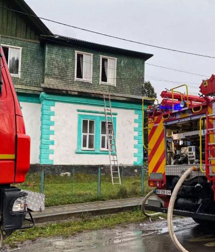 На Рахівщині рятувальники приборкували пожежу в школі