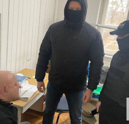 На Ужгородщині лікаря-члена ВЛК, підозрюваного у хабарництві, відсторонили від посади