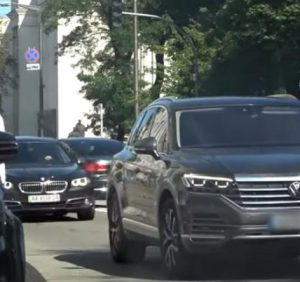 “Бенкет під час чуми”: родина нардепа Петьовки під час війни витратила на елітні авто 650 тис. доларів