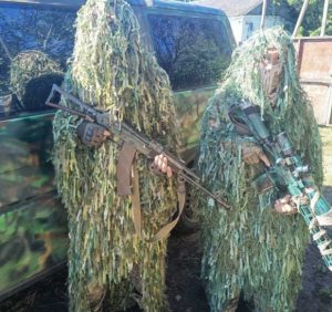 У Тячівській громаді плетуть маскувальні сітки та “кікімори” для ЗСУ