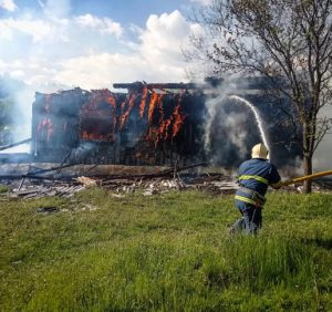 На Великдень вогонь знищив будинок у Квасах. Господарів врятували сусіди