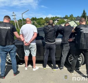 8 тисяч доларів за незаконний перетин кордону: мукачівські поліцейські затримали організатора каналу незаконної переправи військовозобов’язаних чоловіків