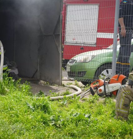 Ужгородські надзвичайники ліквідували пожежу в гаражному кооперативі