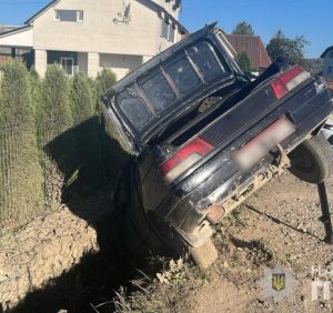 Угнали «Peugeot» і скоїли ДТП: на Закарпатті затримано невдах-викрадачів