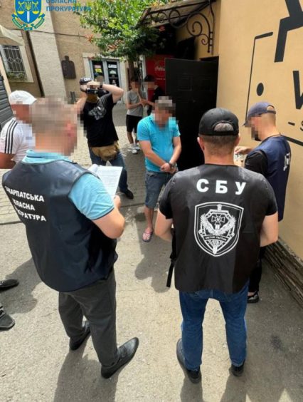 Одержання хабаря і зловживання впливом: на Закарпатті судитимуть двох колишніх інспекторів ДСНС