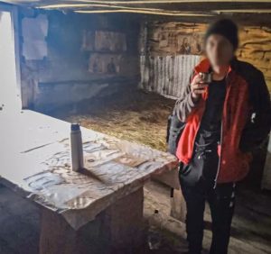 Рахівські рятувальники транспортували туриста, якого в горах застала негода