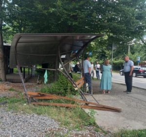 У Перечині легковик зніс автобусну зупинку: постраждала жінка